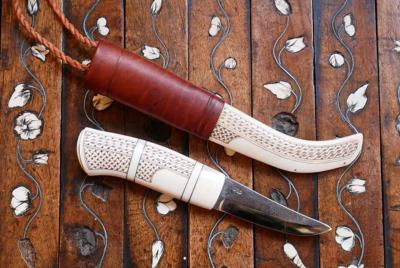 Couteau d'art puukko - Bois de renne gravé