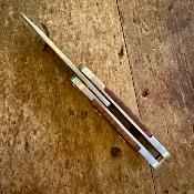  Le Bouledogue Trapu -  Thuya